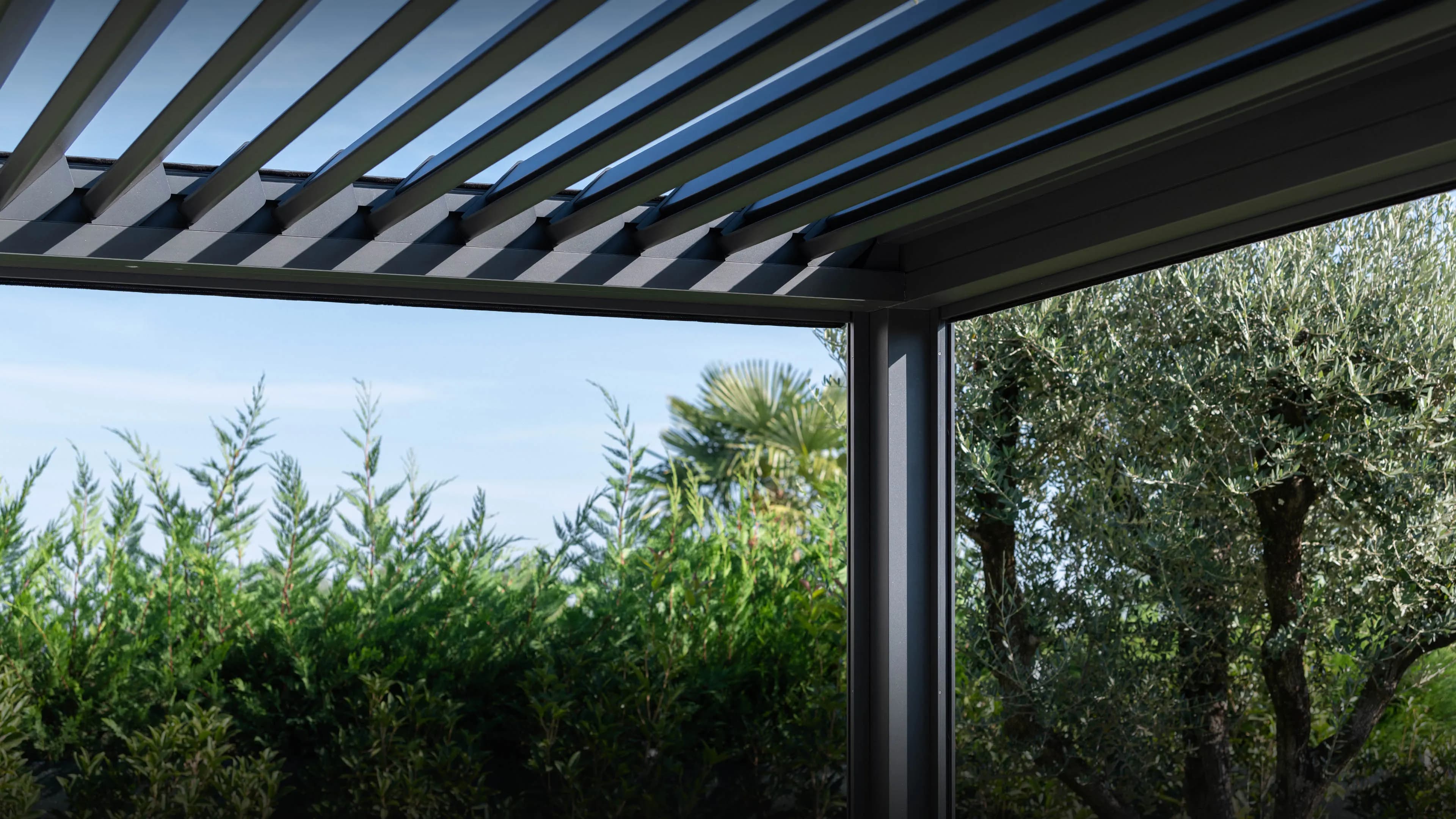 Bioclimatic or retractable? Choosing the right pergola