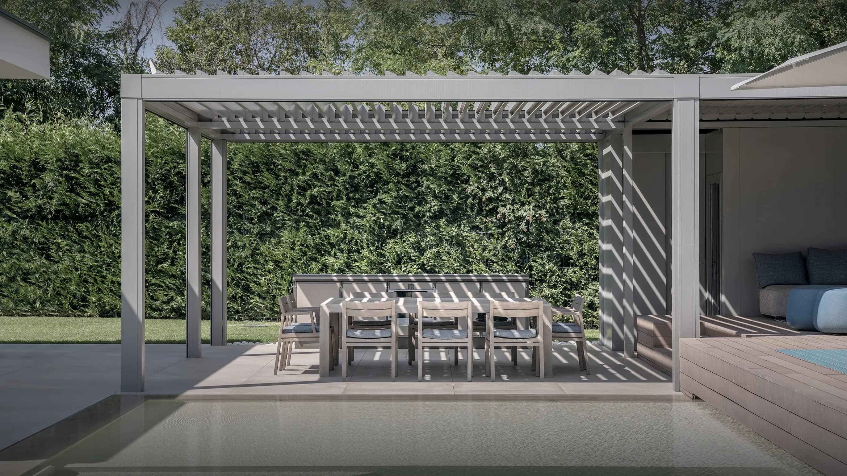 AP-110 Manual Louvered Pergola
