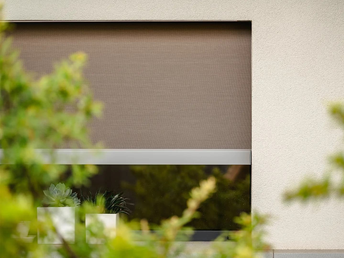 AP-220 Motorized Zip-Screen Pergola detail