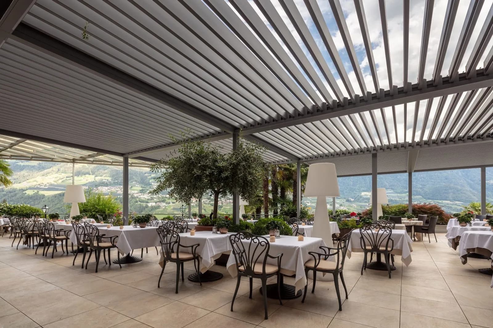 A panoramic lunch terrace in the Alps