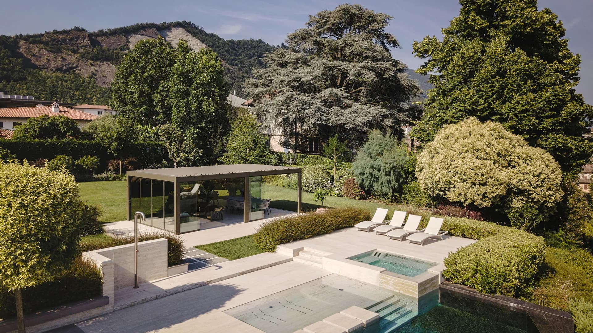 A mirrored garden lounge on Lake Iseo