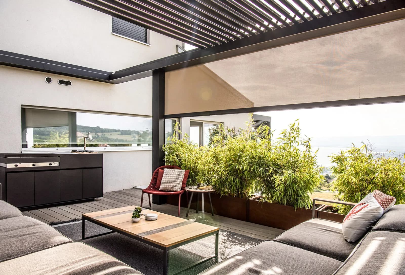 Retractable blades, reversible shade