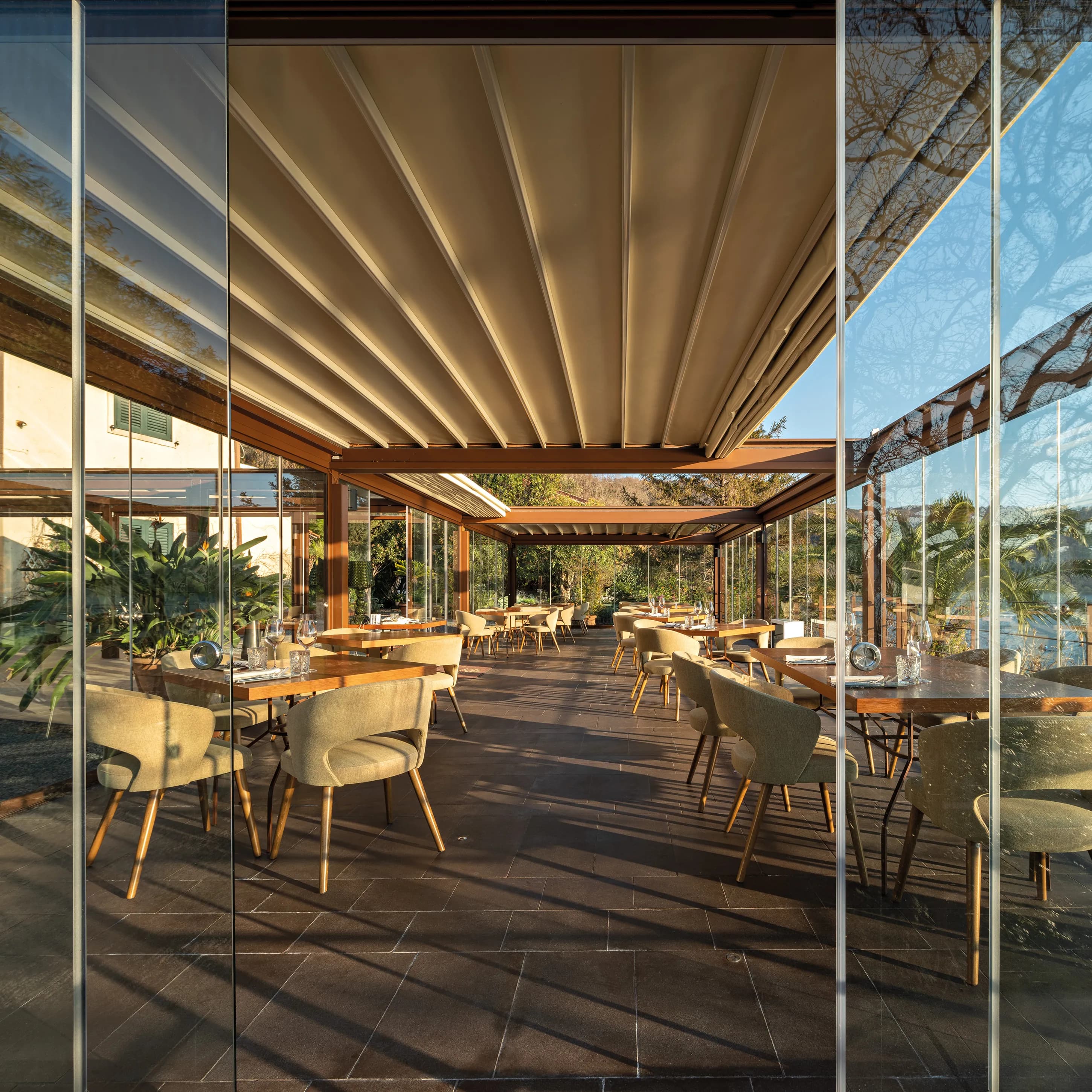 AP-450 Fabric Louvered Pergola detail